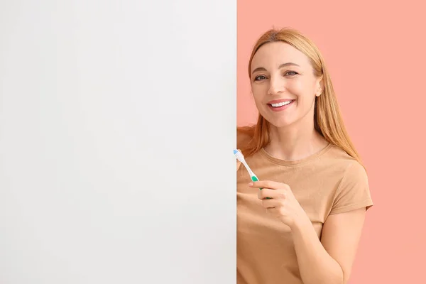 Schöne Reife Frau Mit Zahnbürste Und Poster Auf Farbigem Hintergrund — Stockfoto