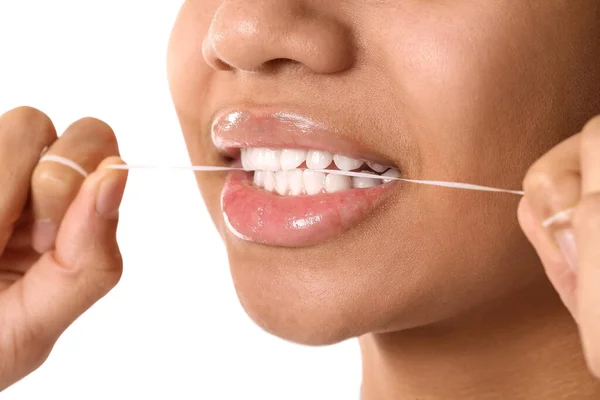 Gadis Remaja Afrika Amerika Flossing Gigi Pada Latar Belakang Putih — Stok Foto