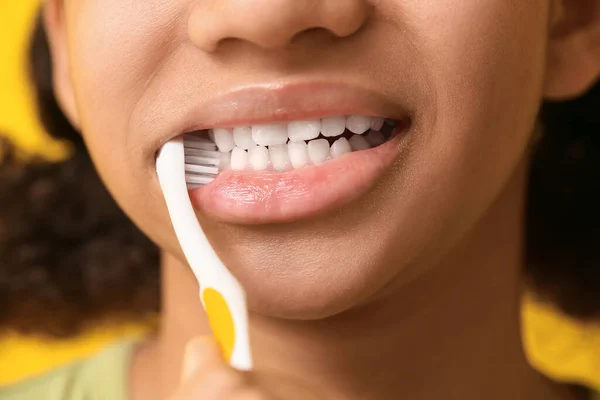 African American Teenage Girl Brushing Teeth Yellow Background Closeup — Stock Photo, Image