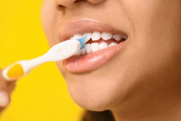 African American Teenage Girl Brushing Teeth Yellow Background Closeup — Stock Photo, Image