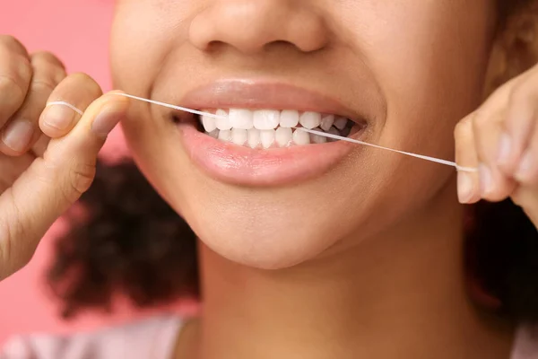 Afro Americano Adolescente Filo Interdentale Denti Sfondo Rosa Primo Piano — Foto Stock