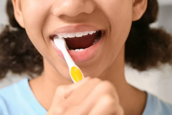 African American Teenage Girl Brushing Teeth Bathroom Closeup — Stock Photo, Image