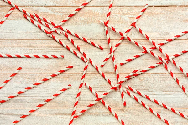 Hafif ahşap arka plandaki içecekler için şık pipetler