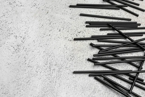 Grunge arkaplanındaki içecekler için şık pipetler