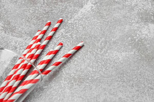 Grunge arka planındaki içkiler için şık pipetli bardak.