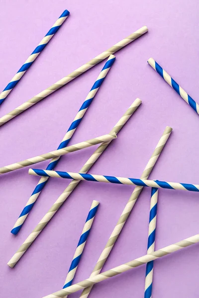 Mor arkaplandaki içecekler için şık pipetler