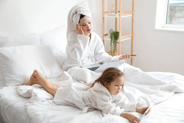 Tired Mother Her Little Daughter Trying Work Bedroom — Stock Photo, Image