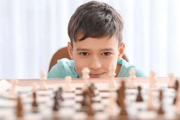 Мальчик Играет Шахматы Время Турнира Клубе — стоковое фото