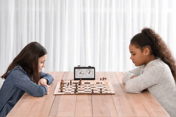 Маленькі Діти Грають Шахи Під Час Турніру Клубі — стокове фото