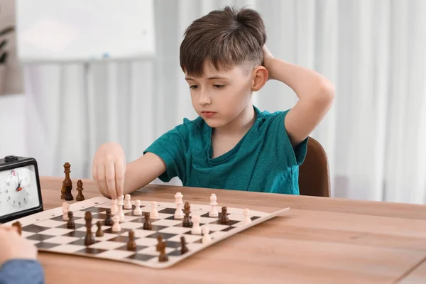Liten Pojke Spelar Schack Turneringen Klubben — Stockfoto