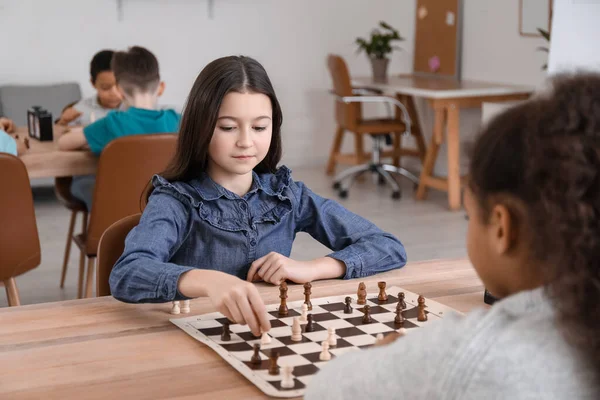 Små Barn Spelar Schack Turneringen Klubben — Stockfoto