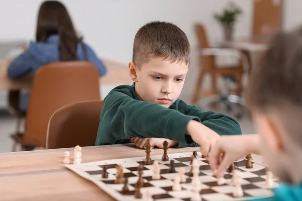 Маленькие Дети Играют Шахматы Время Турнира Клубе — стоковое фото