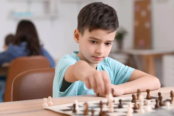 Liten Pojke Spelar Schack Turneringen Klubben — Stockfoto