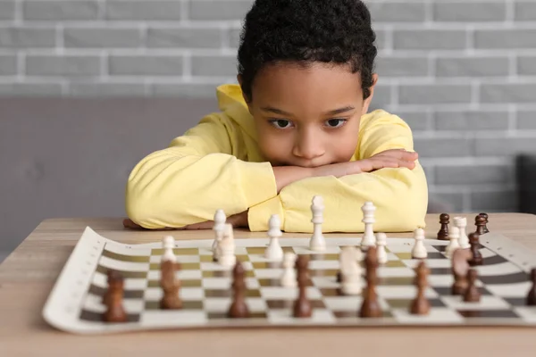 Маленький Афроамериканец Играет Шахматы Время Турнира Клубе — стоковое фото