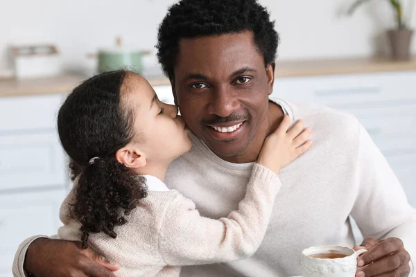 Feliz Menina Afro Americana Beijando Seu Pai Cozinha — Fotografia de Stock