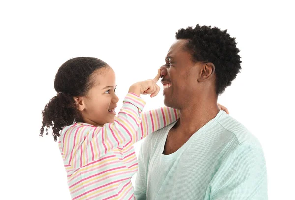 Porträtt Lycklig Afroamerikansk Man Och Hans Lilla Dotter Vit Bakgrund — Stockfoto