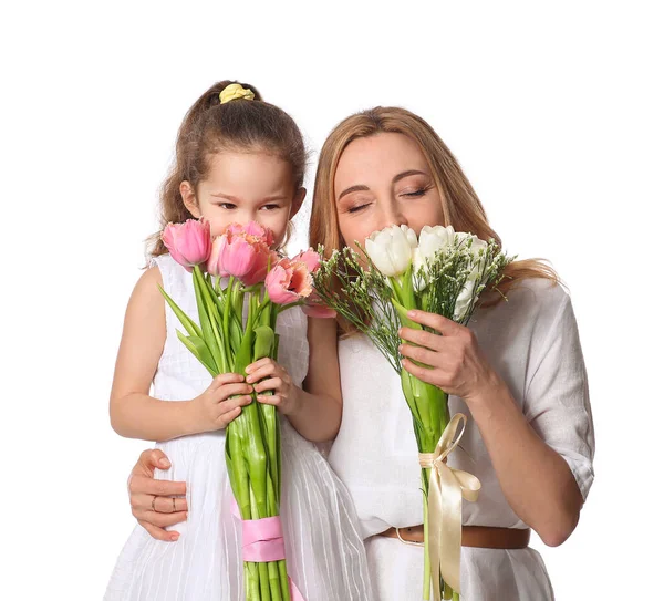 在国际妇女节这天 一位成熟的妇女和她的小孙女带着鲜花 背景是白色的 — 图库照片