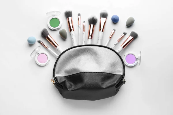 Tasche Mit Kosmetik Und Make Pinseln Isoliert Auf Weiß Von — Stockfoto
