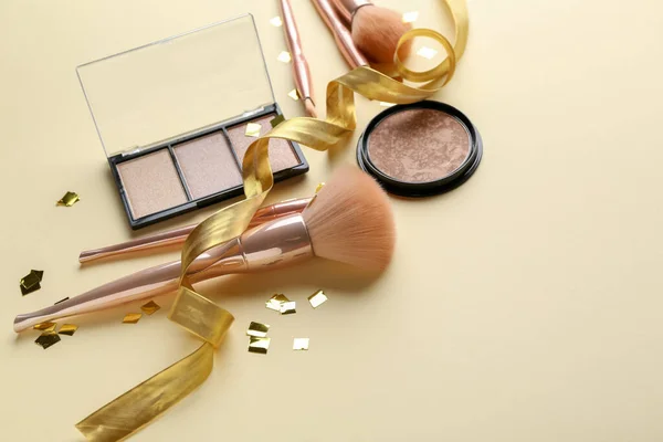 Composición Con Productos Cosméticos Pinceles Maquillaje Sobre Fondo Color Claro —  Fotos de Stock