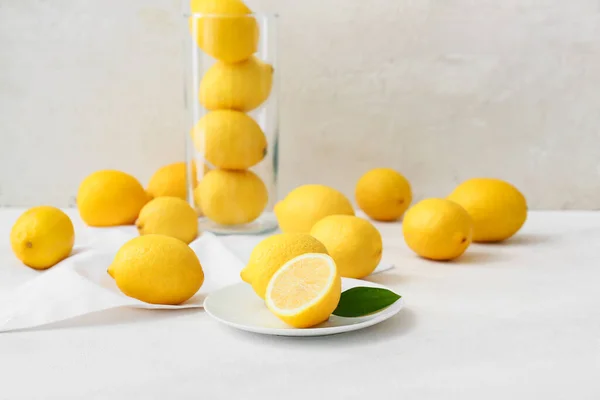 Beaucoup Citrons Frais Sur Table Lumineuse — Photo