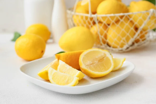 Teller Mit Frisch Geschnittener Zitrone Auf Hellem Tisch — Stockfoto