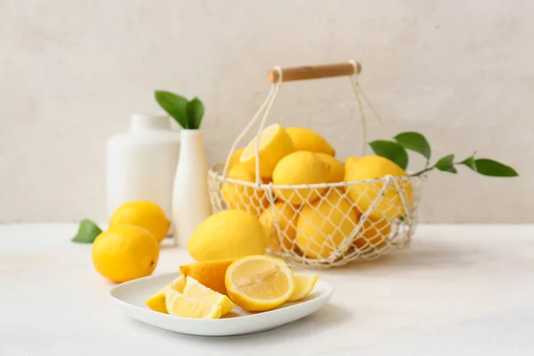 Assiette Panier Avec Citrons Frais Sur Table Lumineuse — Photo