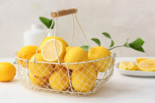 Işık masasında bir sepet taze limon.