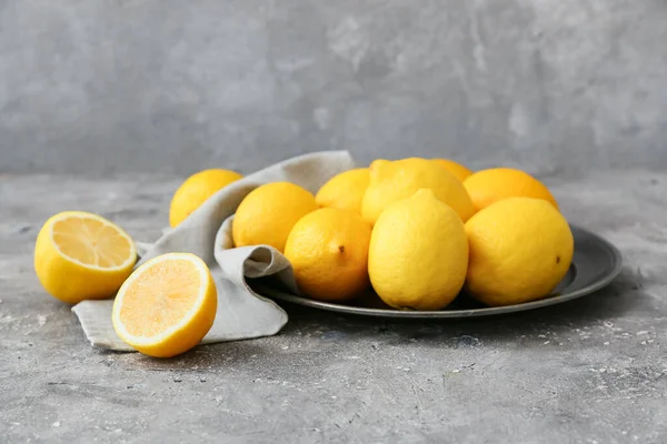 Gri masada taze limon tabağı