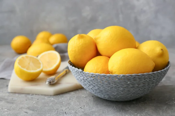 Schüssel Mit Frischen Zitronen Auf Grauem Tisch — Stockfoto