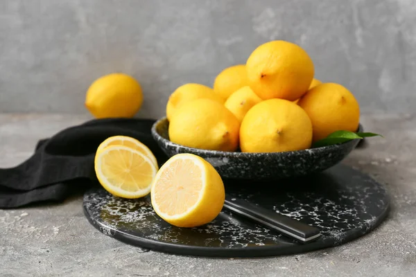 Gri masada bir kase taze limon.