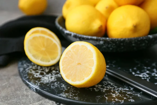 Citron Frais Coupé Sur Table Grise Gros Plan — Photo