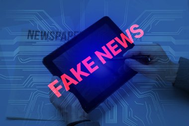 Tablet bilgisayarı ve sahte haberlerle işadamının elleri 