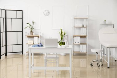 Modern işyeri ve kanepesi olan bir tıp bürosu.