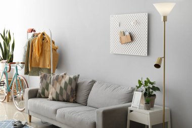 Koltuğu, ceketi ve bisikleti olan bir oturma odası.