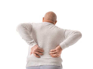 Beyaz arka planda sırt ağrısından muzdarip son sınıf öğrencisi.