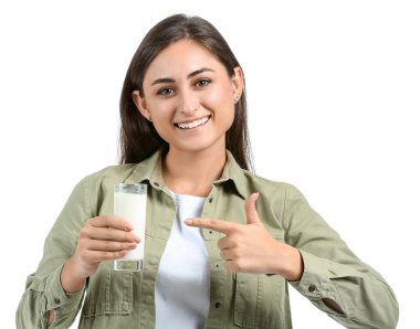 Beyaz arka planda bir bardak organik sütle genç bir kadın.