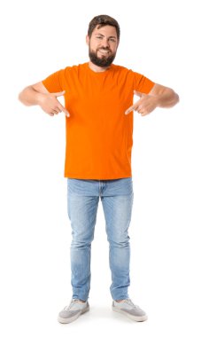 Beyaz arka planda turuncu tişörtü gösteren yakışıklı bir adam.