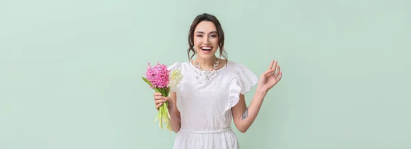 Belle Jeune Femme Heureuse Avec Bouquet Fleurs Sur Fond Vert — Photo