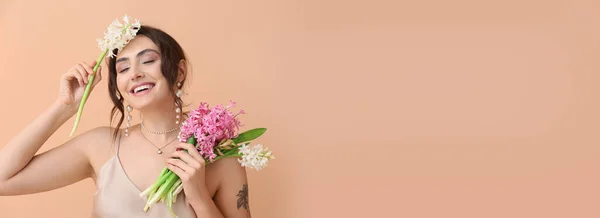 Mujer Joven Feliz Con Ramo Hermosas Flores Sobre Fondo Beige — Foto de Stock