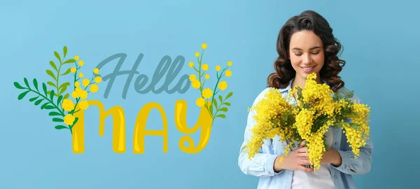 Piękna Młoda Kobieta Bukietem Kwiatów Mimozy Tekstu Hello Maj Niebieskim — Zdjęcie stockowe