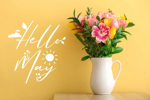 Wazon Bukietem Pięknych Kwiatów Tekstu Hello Maj Tle Koloru — Zdjęcie stockowe