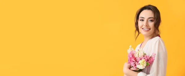 Turuncu Arka Planda Çiçek Buketi Olan Güzel Genç Bir Kadın — Stok fotoğraf