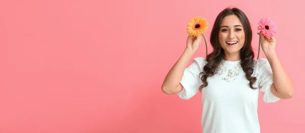 Schöne Glückliche Junge Frau Mit Blumen Auf Rosa Hintergrund Mit — Stockfoto