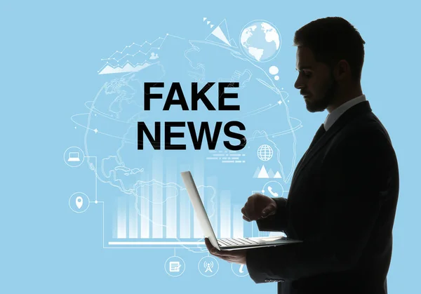 Uomo Affari Con Laptop Testo Fake News Sfondo Azzurro — Foto Stock