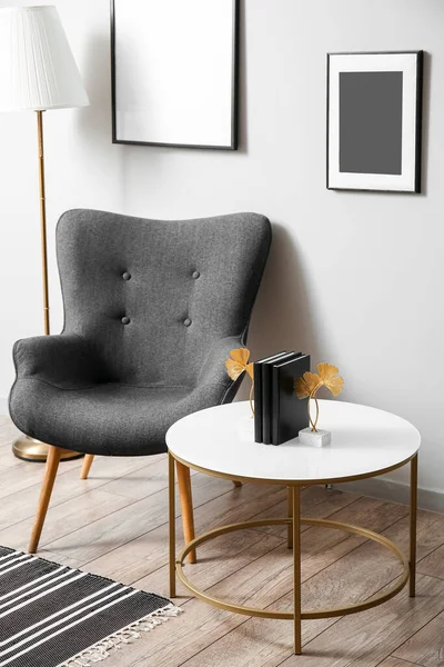 Süslü Kahve Masasının Yanındaki Rahat Siyah Koltuk — Stok fotoğraf