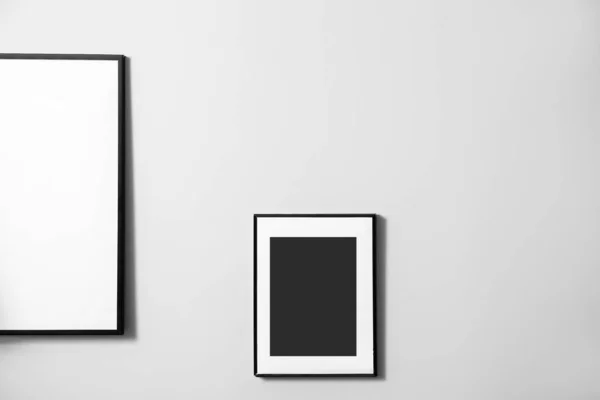 房间里轻墙上的现代招贴画框 — 图库照片