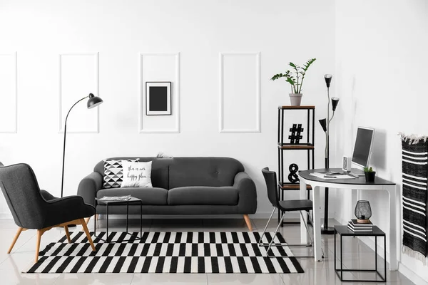 Elegante Interior Con Sofá Gris Cerca Pared Blanca — Foto de Stock