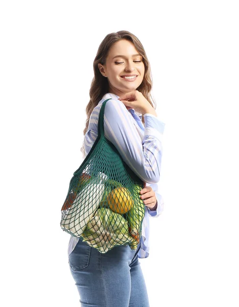 Νεαρή Γυναίκα Κρατώντας Τσάντα String Φαγητό Και Ποτό Λευκό Φόντο — Φωτογραφία Αρχείου