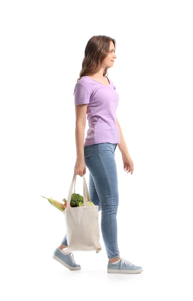 Beyaz Arka Planda Taze Sebzeli Eko Çanta Taşıyan Genç Bir — Stok fotoğraf
