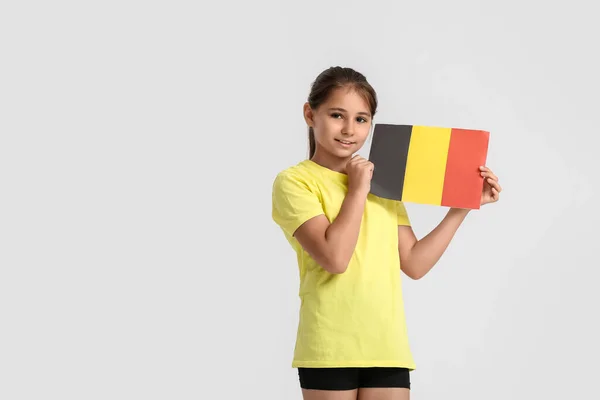 浅色背景上挂比利时国旗的小女孩 — 图库照片